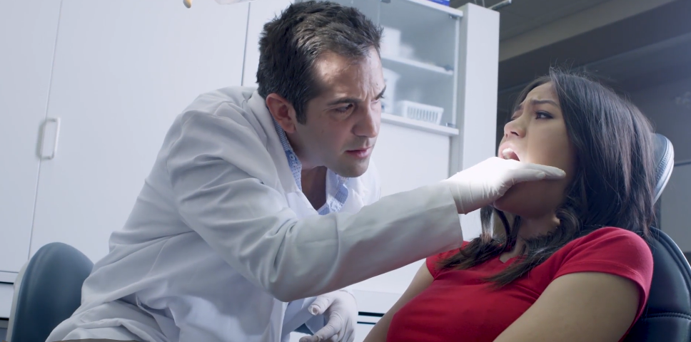 רופאה שיניים מזיין את הלקוחוה שלו