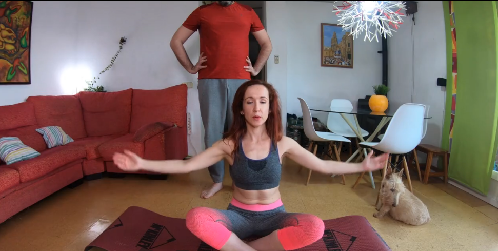 מפגש יוגה חושי ומלא