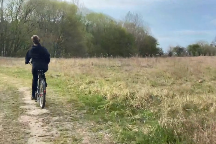  בטבע הציבורי בטיול אופניים